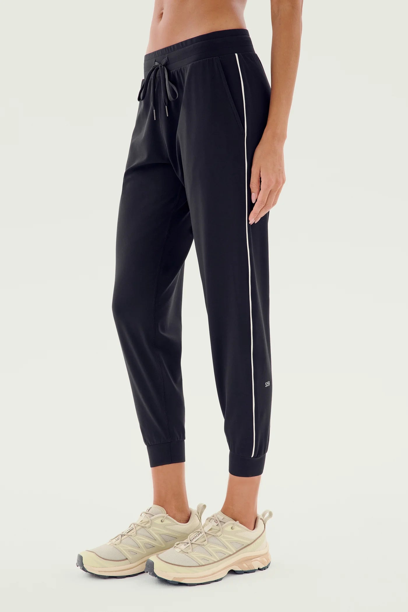 Airweight Jogger w/ Piping - Black